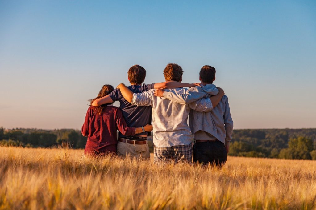 jeunes nature coucher de soleil de dos